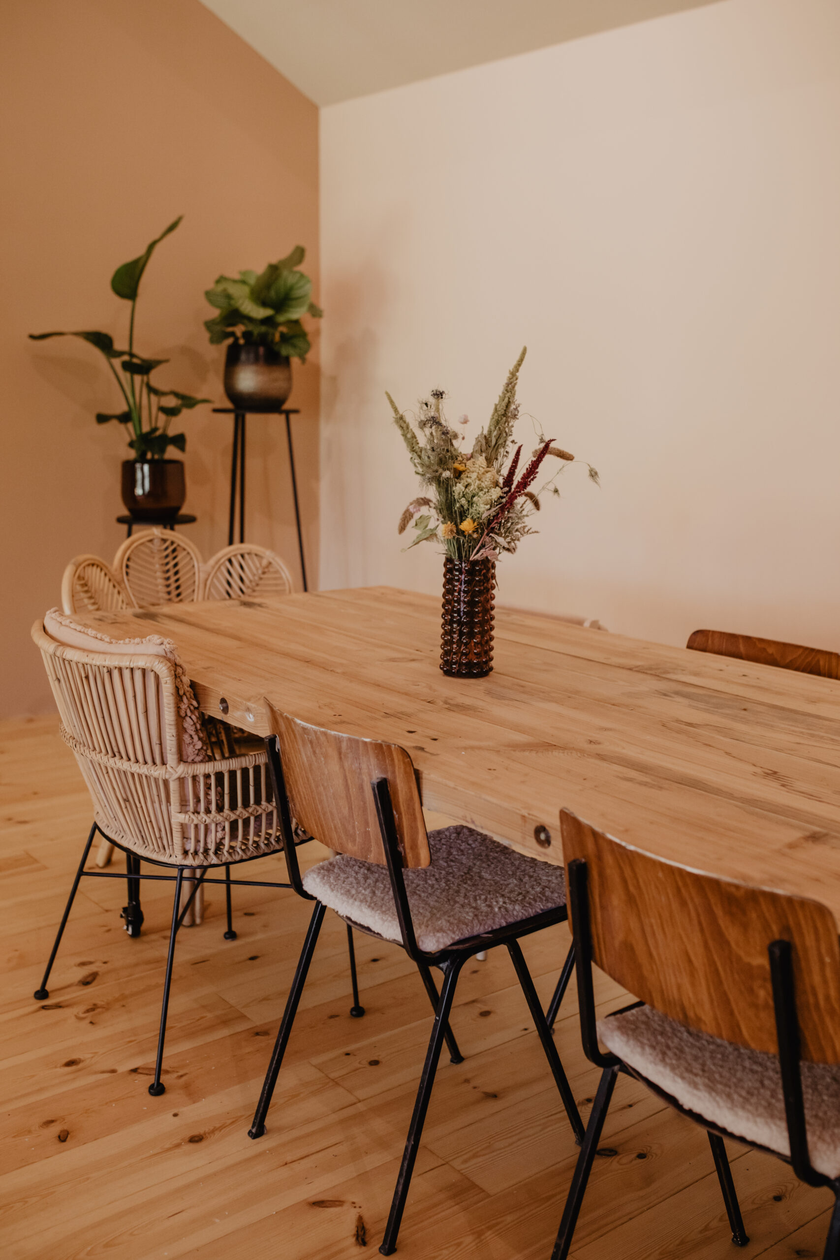 Vergadertafel met houten stoelen in De Oase bij Apeldoorn
